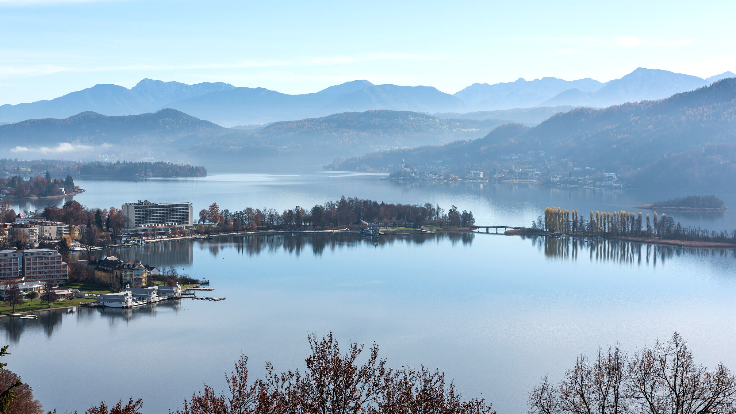 Blick von der Gloriette in Pörtschach auf den Wörthersee und die Blumeninsel