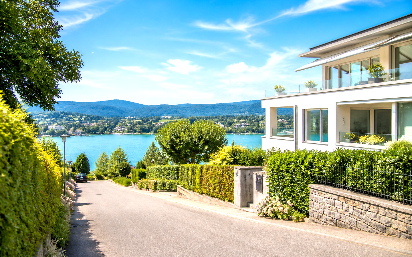Generierte Wohnstraße mit moderner Wohnanlage und Seeblick