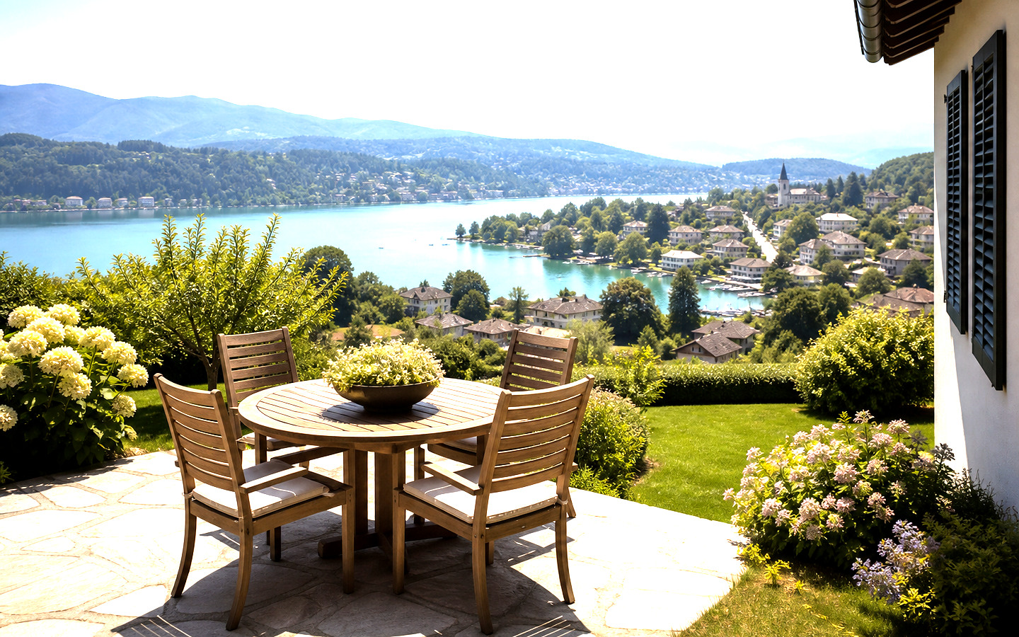 Generierte Terrasse mit Blick auf See und Uferort